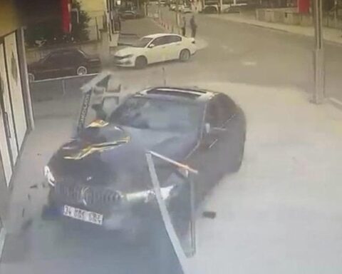 Kocaeli'de Kontrolden Çıkan Otomobil İş Merkezine Girdi