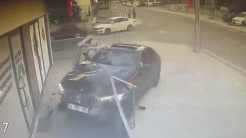 Kocaeli'de Kontrolden Çıkan Otomobil İş Merkezine Girdi