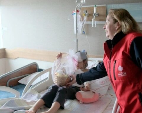 Konya'da 213 Yıllık Vasiyet Yeniden Uygulandı, Hastalara Meyve İkramı Yapıldı