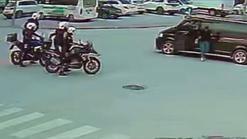 Konya'da Motosikletli Polisler, Boğazına Yemek Kaçan Sürücüyü Kurtardı