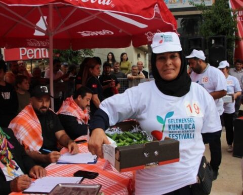 Kumluca Tarım Festivali'nde Acı Biber Yeme Yarışması Coşkusu