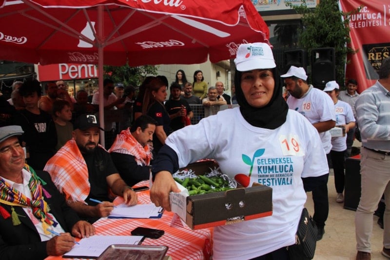 Kumluca Tarım Festivali'nde Acı Biber Yeme Yarışması Coşkusu
