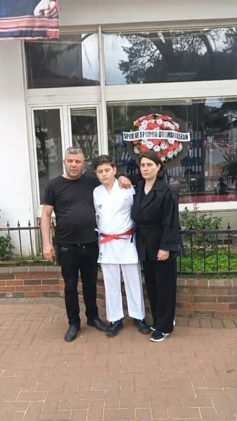 Kuyucak Belediyespor'dan çıkarılan milli karateci babasıyla birlikte protesto etti