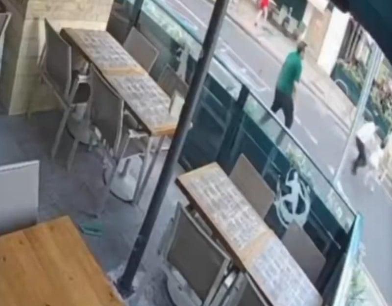 Londra'da Türk Restoran Müdürü, Motosikletten Son Anda Küçük Kızı Kurtardı
