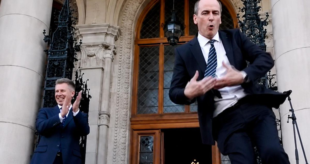 Macar Bakan Zsolt Hegedus, Kutlama İçin Ulusal Meclis Önünde Dans Etti
