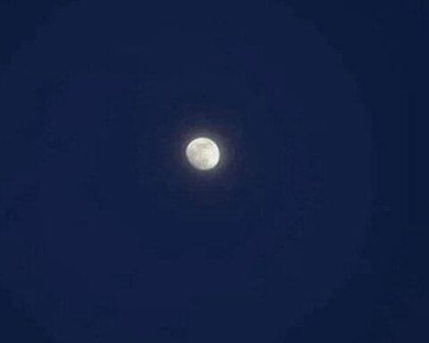 Mavi Ay ve Mikro Ay, Aynı Gece Gökyüzünde Buluşuyor