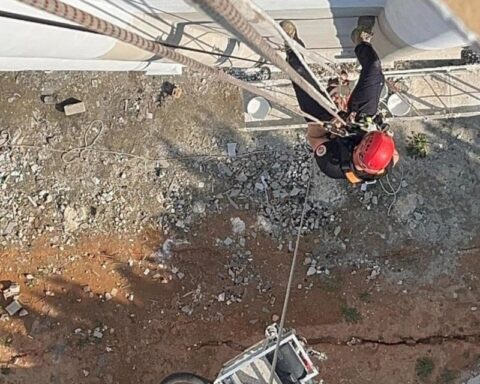 Mersin'de İnşaat İskelesi Düştü, Mahsur Kalan İşçiler Kurtarıldı