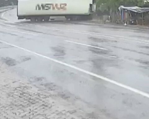 Mersin'de Tırın Barakaya Çarpması Sonucu İş Yeri Yıkıldı