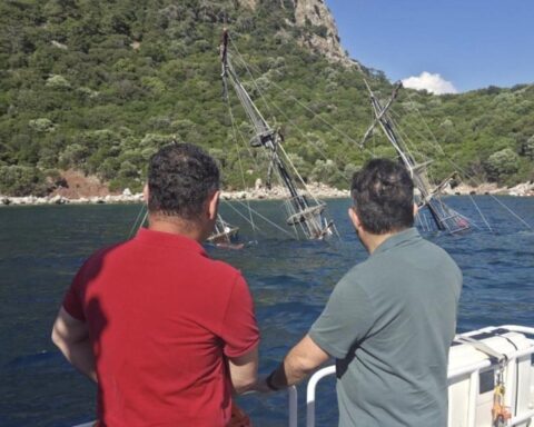 Muğla'da Gezi Teknesi Battı, 110 Yolcu Güvenle Tahliye Edildi