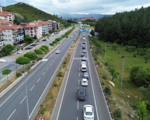 Muğla'da Kurban Bayramı Yoğunluğu: Trafikte 2 Kilometrelik Araç Kuyruğu Oluştu