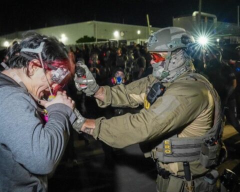 Newark'ta Göçmenlere Yönelik Protestolarda Polis Müdahalesi ve Şiddet Görüntüleri