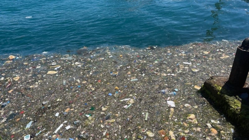 Ortaköy Sahili'nde Deniz Yüzeyindeki Çöpler Vatandaşların Tepkisini Çekti