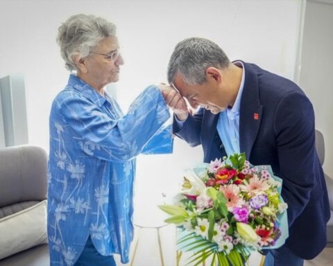 Özgür Özel, Anneler Günü’nde Manisa'da anlamlı ziyaretler gerçekleştirdi