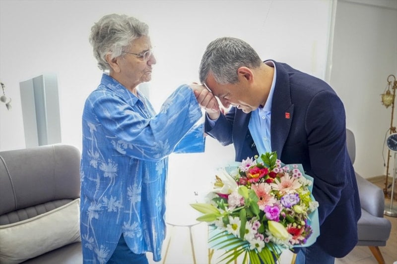 Özgür Özel, Anneler Günü’nde Manisa'da anlamlı ziyaretler gerçekleştirdi