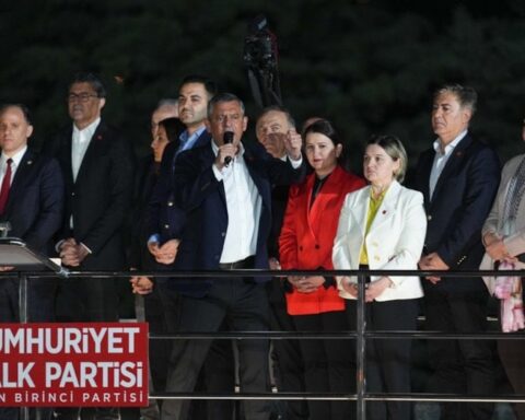 Özgür Özel: Darbe Girişimine Karşı Direnişe Herkesi Davet Ediyorum
