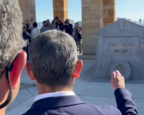 Özgür Özel, İsmet İnönü'nün Kabrinde Varlık Gösterdi, CHP'deki Kriz Derinleşiyor