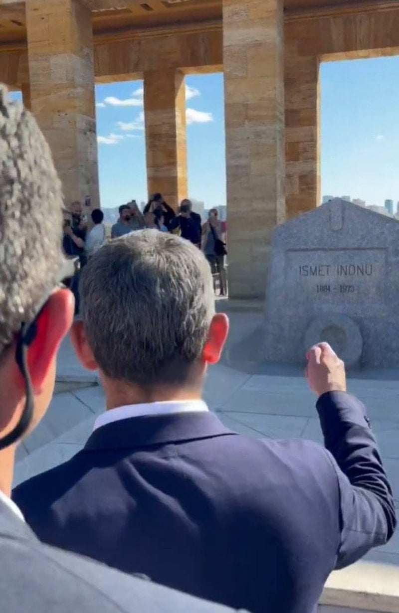 Özgür Özel, İsmet İnönü'nün Kabrinde Varlık Gösterdi, CHP'deki Kriz Derinleşiyor