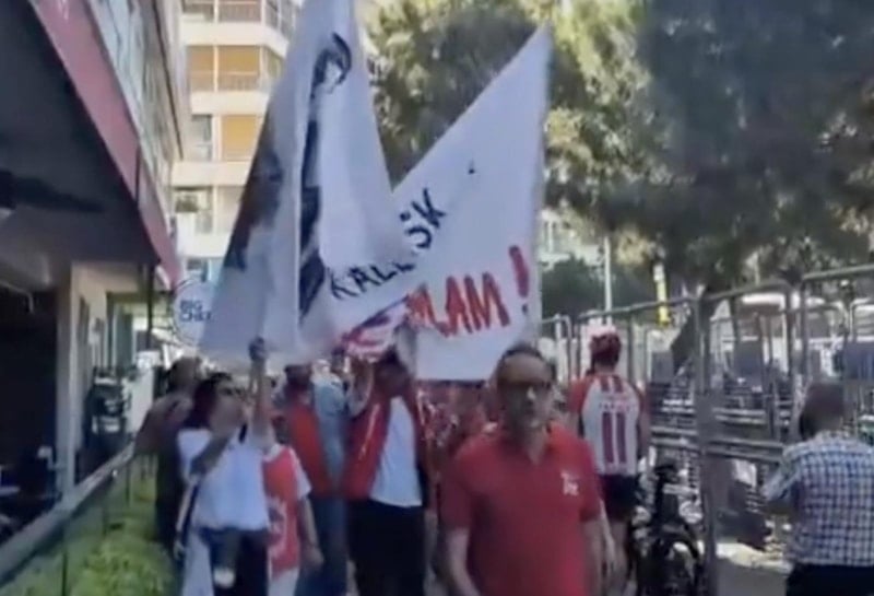 Özgür Özel'in İlk Mitingi: Parti İçindeki Gerilim Sloganlarla Yansıyor