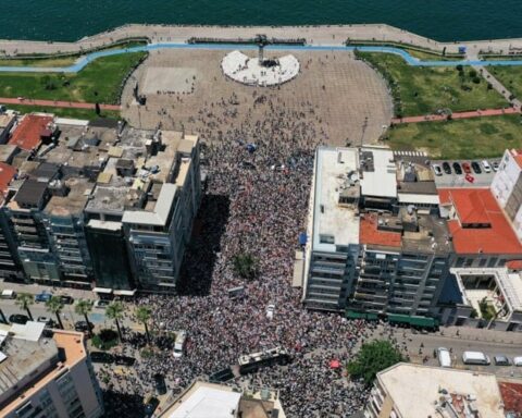 Özgür Özel'in İzmir Mitingi Düşük Katılımla Geçti