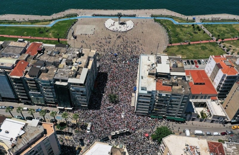 Özgür Özel'in İzmir Mitingi Düşük Katılımla Geçti