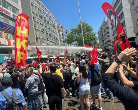 Özgür Özel'in İzmir Mitingi Öncesi Gerginlik: TOMA'ya Çıkan Göstericiye Müdahale