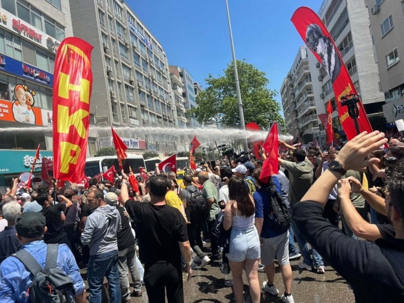 Özgür Özel'in İzmir Mitingi Öncesi Gerginlik: TOMA'ya Çıkan Göstericiye Müdahale