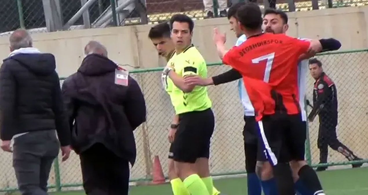 Sahaya Girip Hakeme Yumruk Atan Futbolcu Takımını Hükmen Mağlup Ettirdi