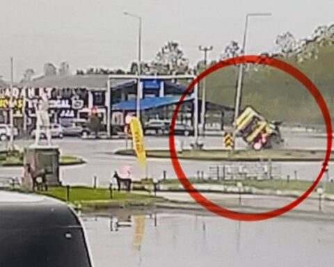 Samsun'da kırmızı ışıkta durmaya çalışan tır devrildi