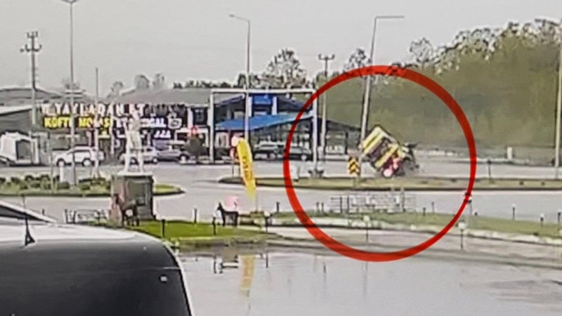 Samsun'da kırmızı ışıkta durmaya çalışan tır devrildi