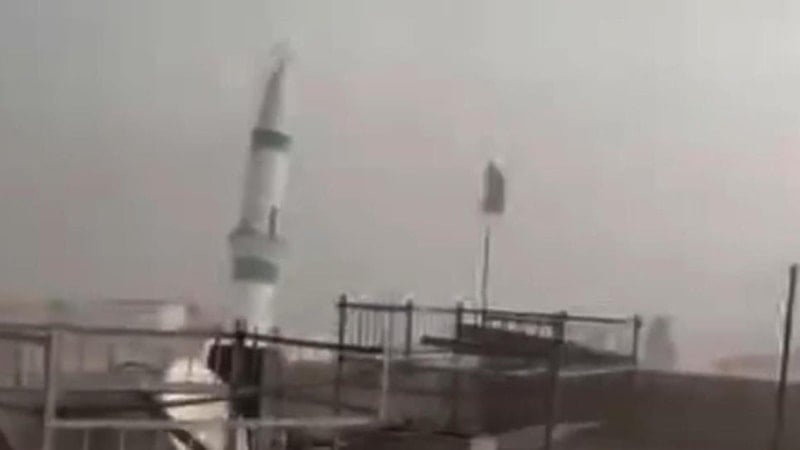 Şanlıurfa'da Fırtına Nedeniyle Cami Minaresi Yıkıldı, Yaşam Olumsuz Etkilendi