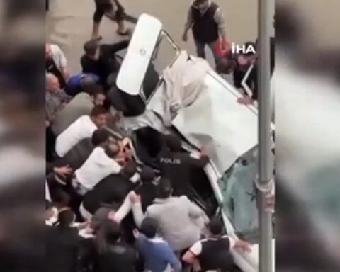 Şanlıurfa'da Fırtına Nedeniyle Güneş Enerjisi Paneli Aracın Üzerine Düştü, 1 Kişi Hayatını Kaybetti