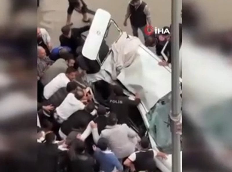 Şanlıurfa'da Fırtına Nedeniyle Güneş Enerjisi Paneli Aracın Üzerine Düştü, 1 Kişi Hayatını Kaybetti
