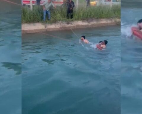 Şanlıurfa’da Sulama Kanalına Devrilen Otomobilde Yardım Mücadelesi Verildi