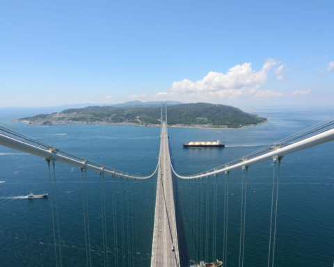Şiddetli Akıntılara Rağmen İki Adayı Birleştiren İddialı Köprü Projesi