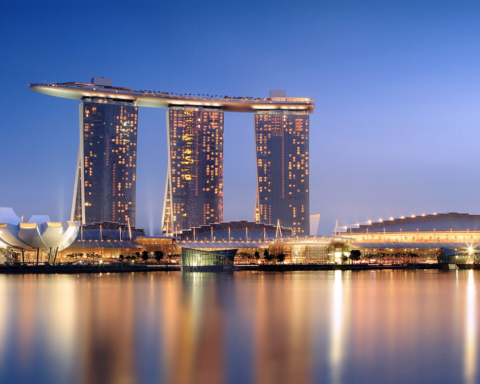 Singapur'daki Üç Gökdeleni Birleştiren Dev Platform: Mühendislik Harikası