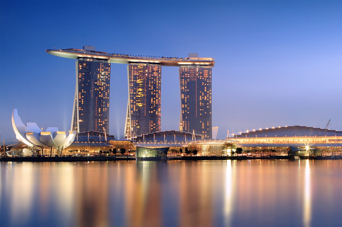 Singapur'daki Üç Gökdeleni Birleştiren Dev Platform: Mühendislik Harikası