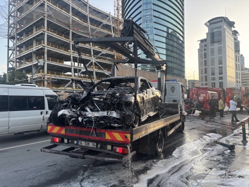 Şişli'de Lüks Araç Dükkanına Girdi, İki Kişi Yaralandı