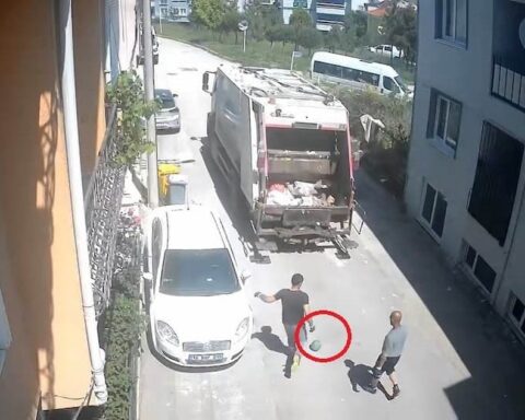 Temizlik İşçileri Yoğun Mesai Arasında Futbol Keyfi Yaşadı