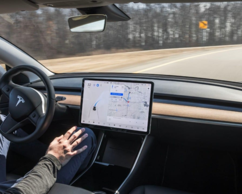 Tesla, Hollanda'da Otopilot Özelliğini Yeni Araç Konfigürasyonundan Çıkardı