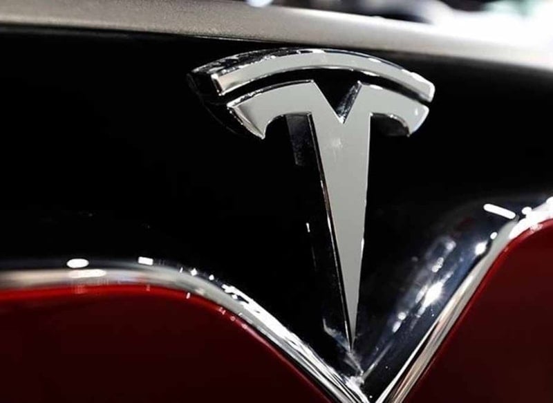 Tesla'nın Amblemindeki Gizli Anlam: Minimalist 'T' Harfi Elektrikli Mobilitenin Temel Prensiplerini Yansıtıyor