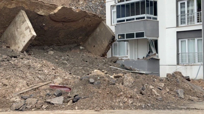 Tokat'ta İstinat Duvarı Çöktü, Araç Hasar Gördü