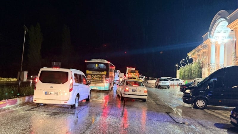 Tokat'ta Sağanak Yağış Ulaşımı Aksattı, Ekipler Yeniden Açtı