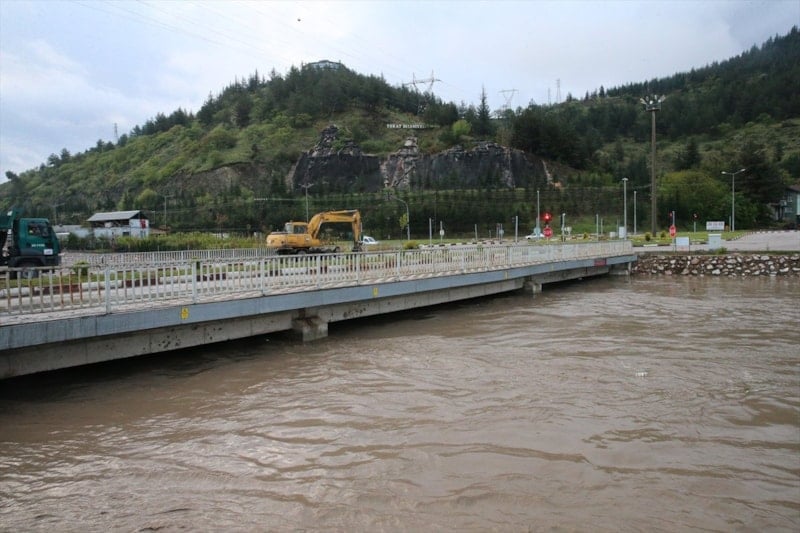 Tokat’ta Yeşilırmak’ta taşkın riski için gece boyu müdahale yapıldı