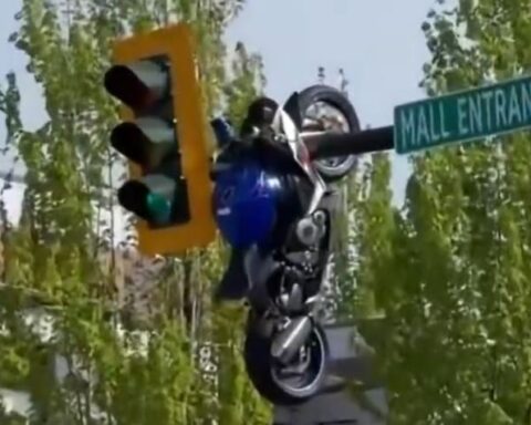 Trafik Lambasına Asılı Kalan Motosiklet: Görüntüler Sosyal Medyada Tartışma Yarattı
