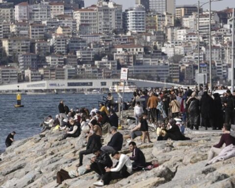 Türkiye'de Mevsim Normallerinin Üzerinde Sıcaklıklar Ve Gök Gürültülü Sağanak Yağışlar Bekleniyor