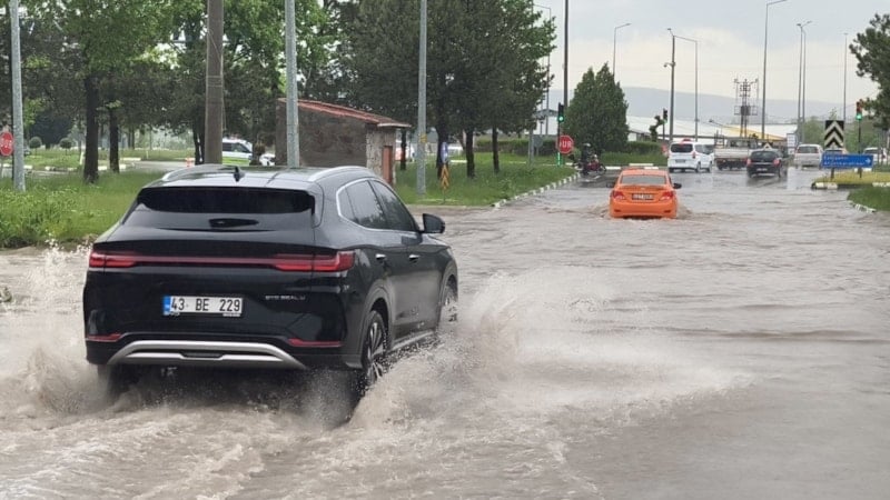Türkiye'de Şiddetli Yağışlar Hayatı Olumsuz Etkiliyor: Sel ve Su Baskınları Yaşanıyor
