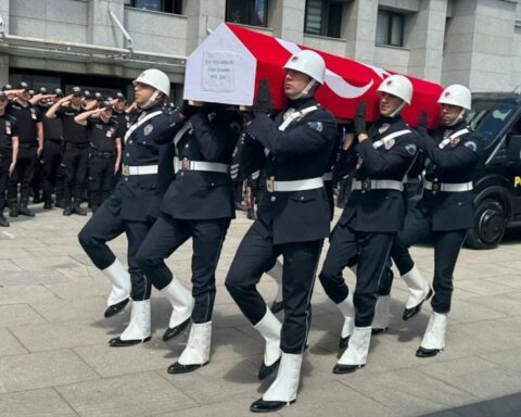 Tuzla'da Trafik Kazasında Yaralanan Polis Memuru Şehit Oldu