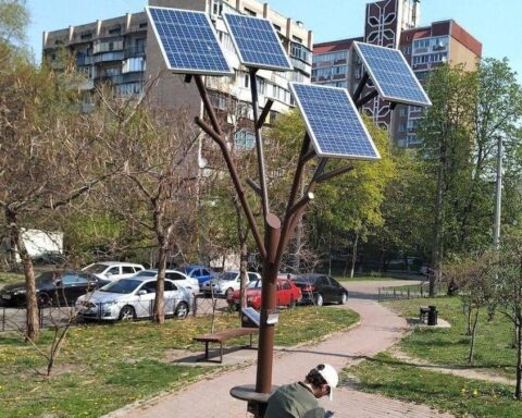 Ukrayna'da Güneş Enerjisi Teknolojisi 'Güneş Ağaçları' ile Yaygınlaşıyor