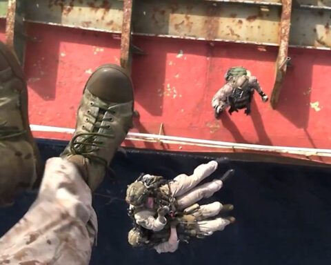 Umman Körfezi’nde ABD Deniz Piyadelerinin İran bayraklı tanker üzerindeki müdahalesi