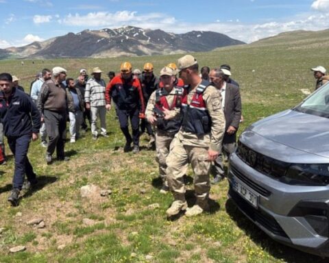 Van'da Kayalıklardan Düşen Çocuk Hastaneye Kaldırıldı